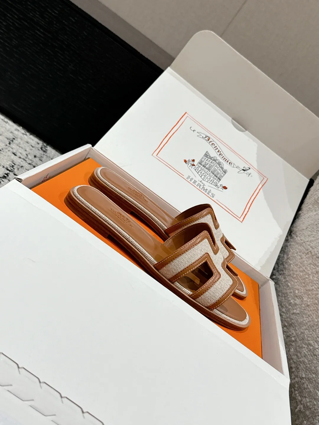 👟👟Ex-factory price 480👟👟 HERMES Hermès Oran series H classic slippers flat slippers 2025 spring and summer latest color matching family portrait ❤️ Original development Purchasing quality Integrated rhinestones, rivets, palm prints, graffiti, embroidery and other details make the simple H slippers new! Add more matching possibilities! The basic colors and this year’s hot new colors are all with your eyes closed. A must-have item for H fans in summer❤️Every color is beautiful ✔️Upper: cowhide/sheep/hot diamond/denim ✔️Foot: original sheepskin ✔️Sole: Italian A-grade double-layer leather outsole ✔️Size: #35-42 (40.41.42 custom-made, non-refundable)